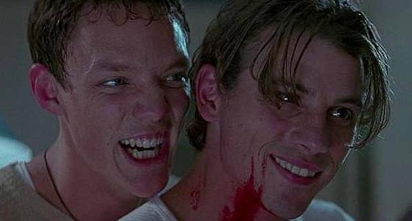 6. Scream (1996) filmindeki açılış sahnesinde Ghostface'in Casey'e iki kapı arasında seçim yapmasını söylüyor. Fakat filmin sonunda iki tane katil olduğunu görüyoruz. Hangi kapıyı seçerse seçsin Casey kurtulamayacaktı!