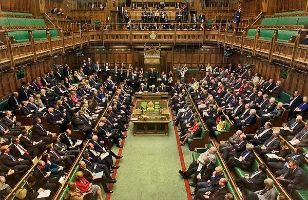 6. İngiltere parlamentosu üyelerinin hepsinin mali çıkarları, hediyeler ve bağışlar da dahil, halkla en ince ayrıntısına kadar paylaşılıyor.