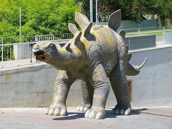 8. İspanya'daki kağıt hamurundan yapılmış bu dinozor heykelinin bacağında bir ceset olduğu fark edilmişti!