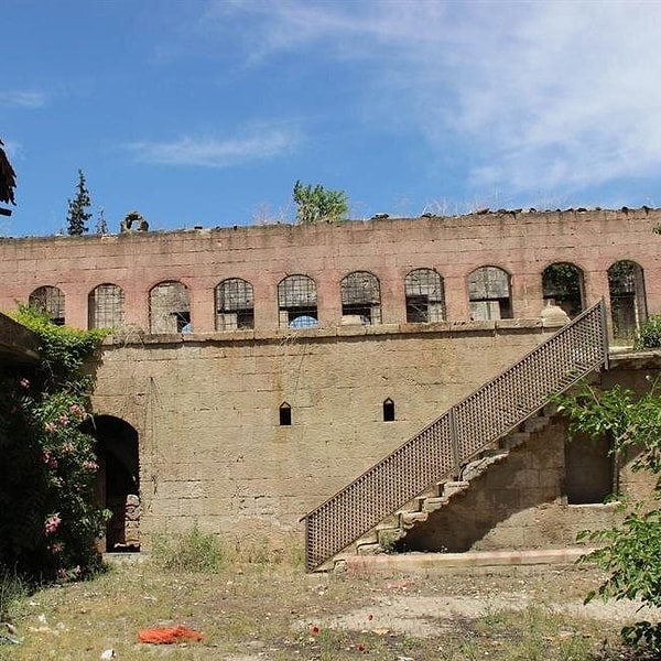 Gaziantep'in Nurdağı ilçesine bağlı Sakçagözü beldesindeki Hurşit Ağa Konağı 1916 yılında yapılmış tarihi bir konaktı.