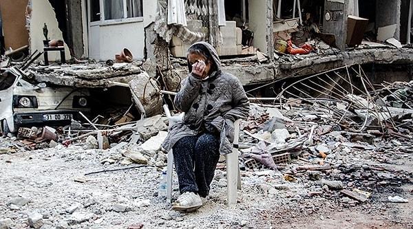 DW Türkçe'den Alican Uludağ, AFAD'dan çadır alamayan 11 depremzedenin soğuktan korunmak için serada kalan 11 kişinin sobadan zehirlendiğini yazdı. Ayrıca Uludağ, deprem günü 120 yoğun bakım hastasının hayatını kaybettiğini de haberinde duyurdu.