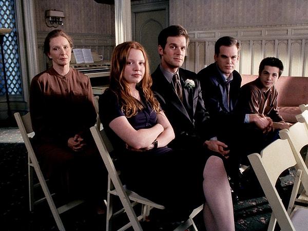 2003 yılında En İyi Drama Dizisi dalında Altın Küre ödülü kazanan HBO yapımı 'Six Feet Under', tüm zamanların en çok sevilen ve final sahnesiyle unutulmazlar arasına giren bir yapım.