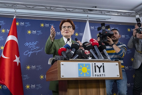 Ancak İyi Parti Genel Başkanı Meral Akşener, bugün sürpriz bir çıkış yaparak masaya muhalif bir tavır sergiledi ve Ekrem İmamoğlu ile Mansur Yavaş'ı adaylığa davet etti.