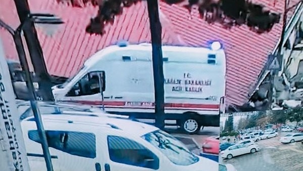 Mukaddes Erva Aktaş’ın, enkazdan kurtulduktan sonra komşuları tarafından ambulansa teslim edildiği görüntüler baba Abdullah Aktaş’ı umutlandırmıştı.