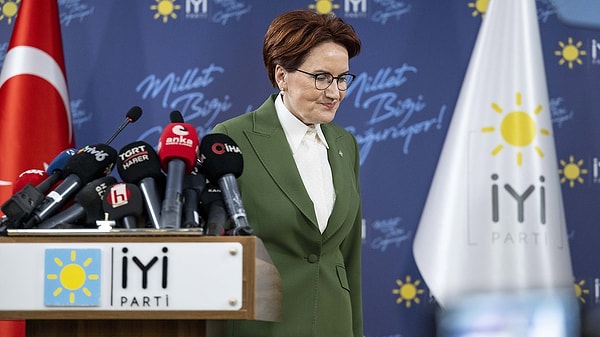 Meral Akşener, Altılı Masa’daki adaylık görüşmelerinde kendilerine aday dayatıldığını söylemiş ve bunu kabul etmeyeceklerini beyan ederek ittifaktan çekildiklerini açıklamıştı.