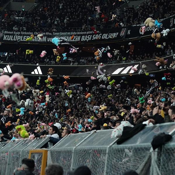 Kanarya'nın ardından protestoları sürdüren Kara Kartal ise Antalyaspor maçının 4.17. dakikasında sahayı peluş oyuncaklarla donattı.