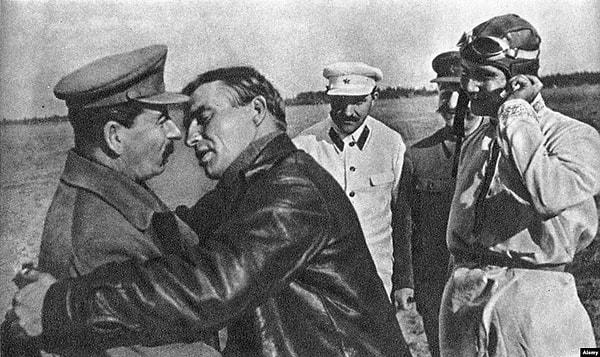 3. Eskiden Rusya'da erkeklerin dudaktan öpüşmeleri oldukça yaygın bir durumdu.