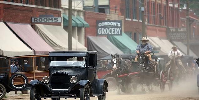 Another detail known about the movie is that most parts of Oklahoma City were completely changed for the movie, taking us back to the 1920s.
