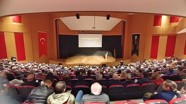 Safranbolu Belediye Başkanı Elif Köse’nin davetiyle tarihi ilçeye gelen Yüksek Jeofizik Mühendisi Prof. Dr. Övgün Ahmet Ercan, deprem öncesinde, anında ve sonrasında yapılması gerekenler hakkında konferans verdi.