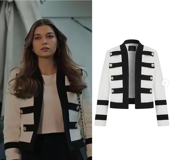 Seyran'ın üzerinde bu ceketi gören herkes eminiz markasını merak etmiştir! Tasarımcısı Merve Çisko.