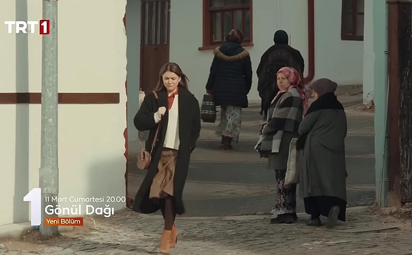 İnsanlar, Tamer'in nikahının iptal olmasının ardından dedikodu yapmaya başlar. Tamer'in Selma öğretmen ile ilişkisi olduğunu söylerler.