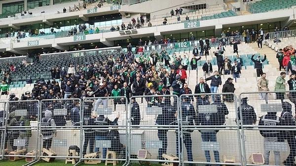 Amedsporlu futbolcular, zemini incelemek için sahaya çıktığında, tribünlerdeki Bursaspor taraftarları sloganlar atmaya başladı.