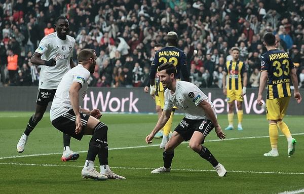 Beşiktaş, 40. dakikada Salih Uçan'ın attığı golle devreyi 1-0 önde kapattı.