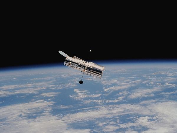 Ayrıca araştırmacıların Hubble Uzay Teleskobu üzerinde yoğunlaşması çözüm değil. CHEOPS ve NEOWISE teleskopları gibi alçak Dünya yörüngesindeki diğer benzer ekipmanlara da etki ediyor olabilir.