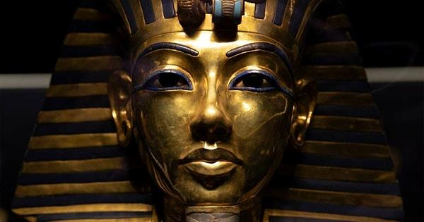 1. MÖ 1332 – 1323 yılları arasında hüküm sürmüş Mısır firavunu Tutankamon'un annesi ve babası kardeş olabilir.