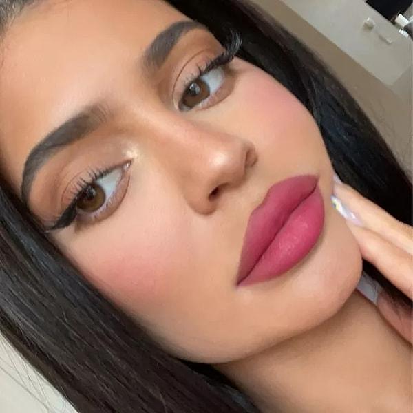 Kylie Jenner, who has 380 million followers, advertises her products from her own account. Jenner, who attracts attention with the small number of people working in her billion-dollar company, keeps profit at the maximum level by reducing operating costs thanks to her fame.