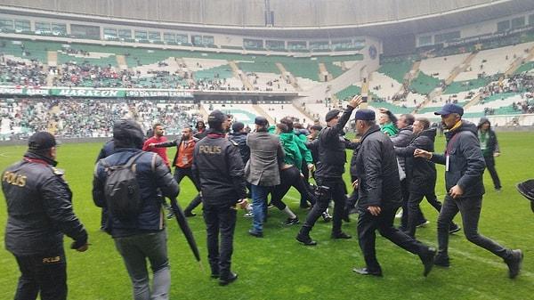 Bursaspor-Amedspor arasında oynanan karşılaşmada yaşananlar sosyal medyada çok konuşuldu.