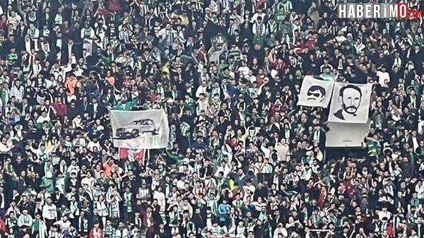 Bursaspor’un tribünlerinde, 1990’lı yıllardaki faili meçhul cinayetlerin sembolü ‘Beyaz Toros’ ve ‘Yeşil’ kod adlı eski istihbaratçı Mahmut Yıldırım’ın pankartı açıldı.