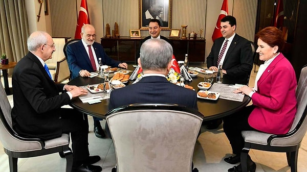 Altılı Masa'nın 2 Mart'ta yapılan son toplantısında CHP lideri Kemal Kılıçdaroğlu'nun Cumhurbaşkanlığı adaylığına itiraz eden İYİ Parti Genel Başkanı Meral Akşener, masadan kalkmıştı.