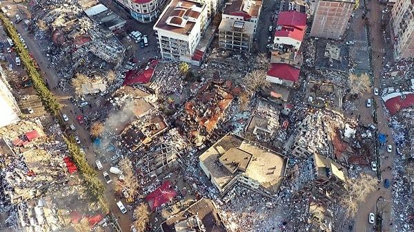 Merkez üssü Kahramanmaraş'ın Pazarcık ilçesi olan 7.7 büyüklüğündeki deprem, 10 çevre ilde de büyük yıkımlara sebep oldu. 50 bine yakın vatandaşımız hayatını kaybetti, 100 bini aşkın vatandaşımız yaralandı... Verilere göre 20 milyon kişi depremden doğrudan etkilendi...