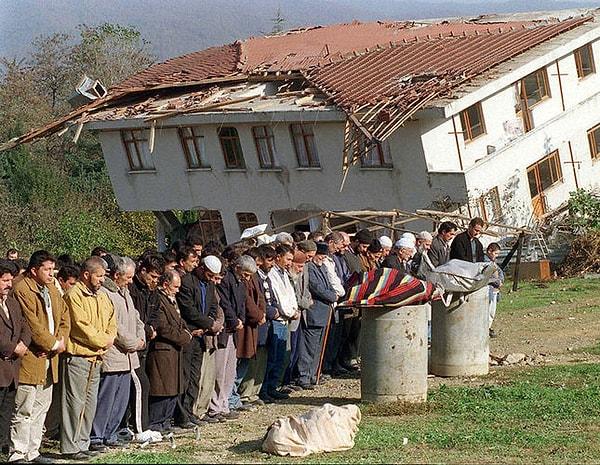 8. Gölcük Depremi'nden üç ay sonra yaşanan Düzce Depremi ise Ukrayna'dan bile hissedildi.