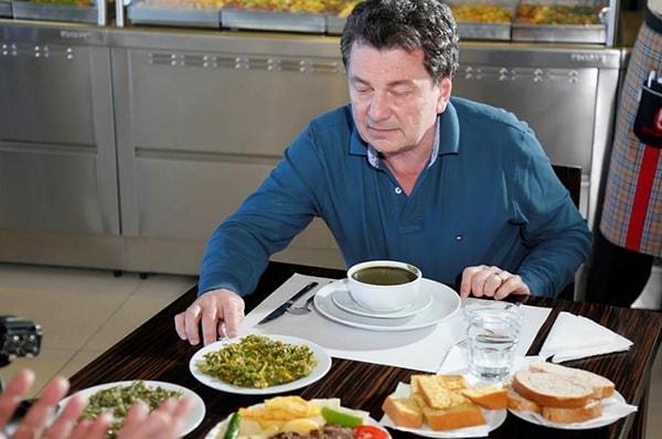 Vedat Milor biliyorsunuz ki yemek konusunda Türkiye'nin en ünlü isimleri arasında.