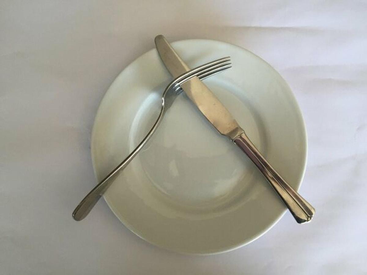 Палочки на тарелке после еды