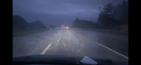 Meteoroloji Müdürlüğü'nün uyarılarda bulunduğu bölgelerden Hatay'ın Erzin ile İskenderun ilçeleri arasında yağmur yağışı yeride kısa süreliğine doluya bıraktı.