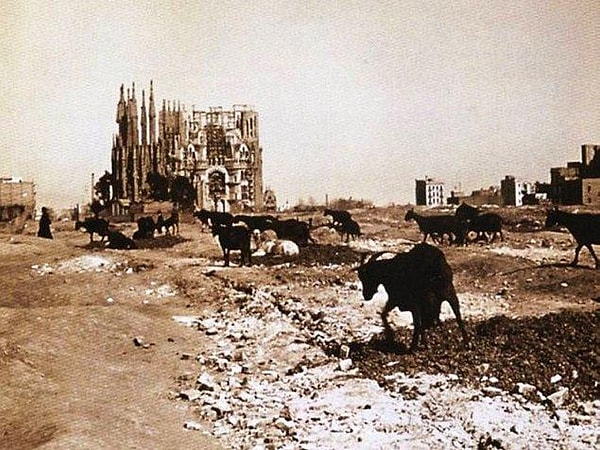 The story of the Sagrada Familia dates back to 1882. As a result of disagreements between the first architect of the building, Francisco de Paula del Villar, and the supporters of the church, Gaudi became involved in the project in 1883.