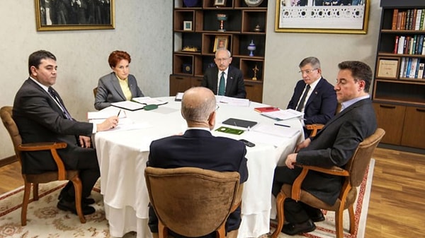 İYİ Parti Genel Başkanı Meral Akşener'in Kılıçdaroğlu'nun adaylığına 'ret oyu' vererek, kısa süreli altılı masadan ayrılmasını hatırlatan Portakal, şu ifadeleri kullandı:  "Masa tekrardan 5 liderin sukuneti, ortak çabasi ve başarısıyla kuruldu. Umarım ders alınmıştır. Ve umarım dikiş tutar. Artık Kılıçdaroğlu'nun yapmasi gereken diğer sol partiler ve HDP ile de görüşmek. Bu eşiğinde aşıldığını düşünüyorum. Millet ittifakının kazanma ihtimali var."