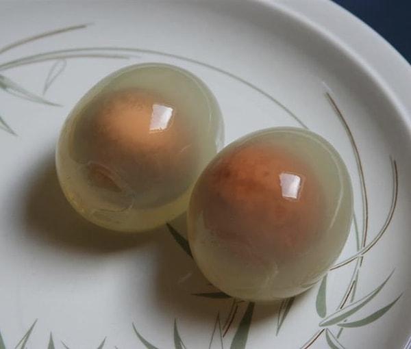 6. Haşlanmış penguen yumurtaları, stabilize edici proteinler nedeniyle yarı saydam kalıyormuş.