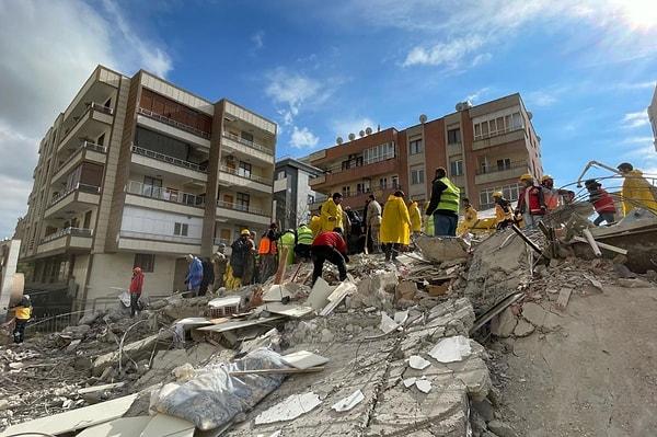 Enkazların hala daha kaldırılamadığı ve artçı sarsıntıların devam ettiği deprem bölgesinde inşaat çalışmalarına başlanması ise vatandaşları ve uzmanları tedirgin etti.