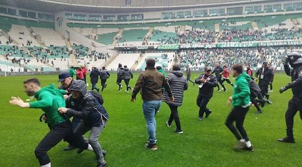 TFF 2. Lig'de Bursaspor'un konuğu olan Amedsporlu futbolcular ve teknik heyetin kaldığı otele, maçtan önceki gece havai fişek atılmıştı. Ardından karşılaşma esnasında maç öncesinde iki takım oyuncuları arasında kavga çıktığı öğrenildi.