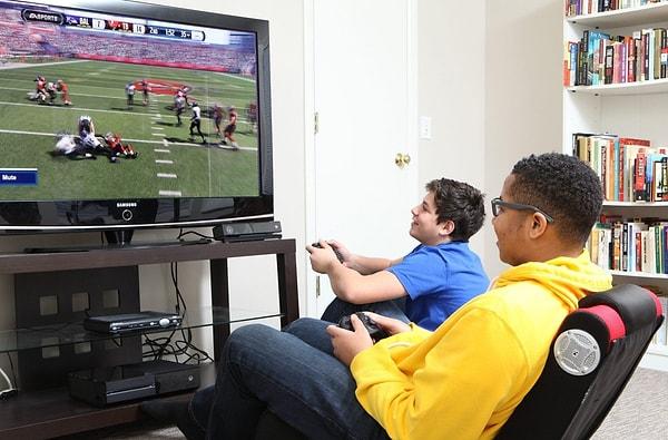 Gençler video oyunları oynamaya bayılıyor ancak fiziksel ve ruhsal anlamda olumsuz etkileri aileleri korkutuyor.
