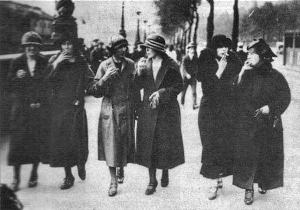 3. Sigara içme hakkı için yürüyen ilk kişiler kadınlardı.