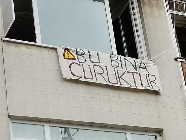 Kadıköy Rasimpaşa Mahallesi'nde 5 katlı apartmanın en üst katında kiracı olarak oturan gazeteci Canan Coşkun, 55 yıllık binanın kolonları ve duvarlarında çatlak olduğunu iddia ederek, daireyi boşalttı.