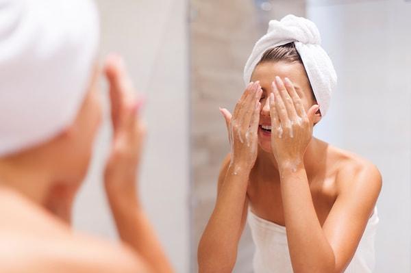 Yüzünüzü her zaman günde 2 kez yıkıyorsanız cildinize zarar veriyor olabilirsiniz. Bu noktada New York City merkezli dermatolog Hadley King, cilt tipiniz ve neyi yıkamak istediğinizin önemli olduğu üzerinde duruyor.