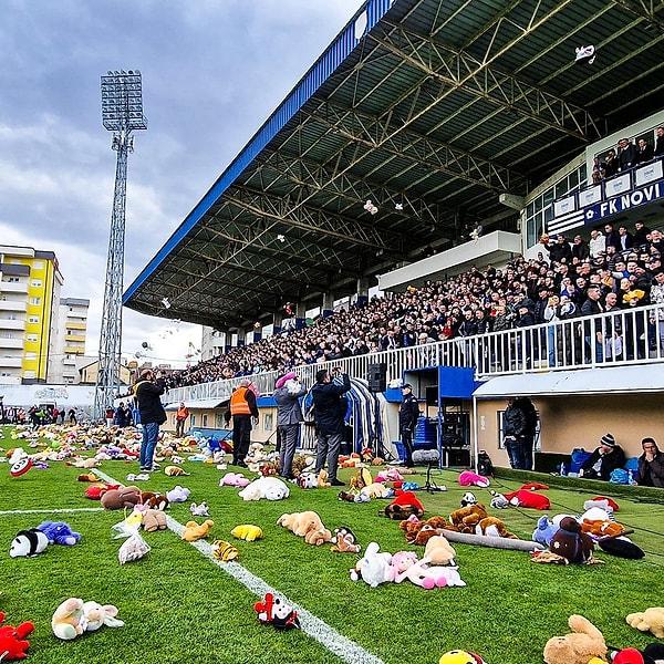 Depremzede çocuklar için düzenlenen etkinliğe binlerce taraftar ellerinde oyuncaklarla stadyuma geldi.