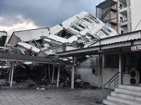 Uzmanlar depremin yaşandığı günlerde "Deprem değil, bina öldürür" sözünün altını çizdi.