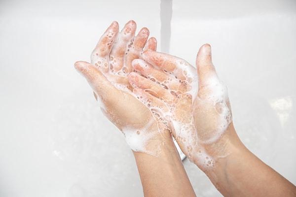 Hu, elleriniz kirli görünmese veya kirli hissetmeseniz bile yüzünüze dokunmadan önce yıkamanın her zaman en iyisi olacağını söylüyor.