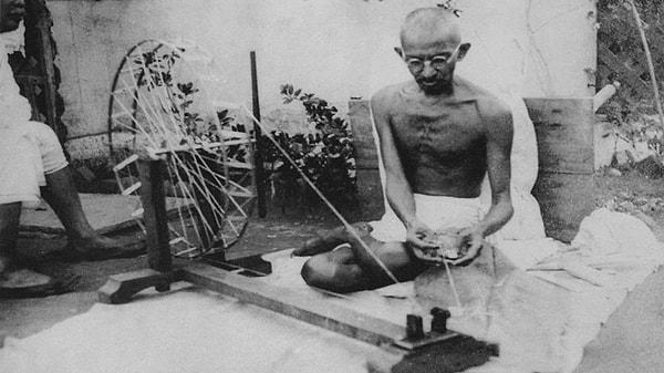 Mahatma Gandhi, 1894 yılında bazı Hintli arkadaşları ile birlikte Natal Hint Kongresi'ni kurdu. 22 Ağustos 1894'te bir anayasa yapıldı!