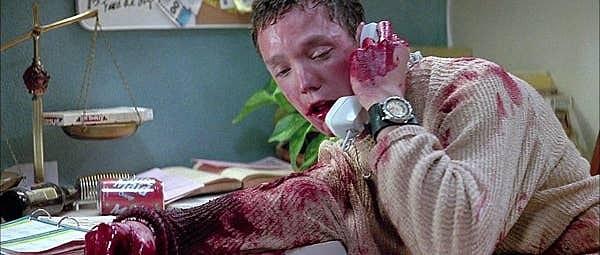 2. Scream filmindeki Billy karakteri yanlışlıkla Stu'ya tam telefonla vururken yapay kan yapış yapış bir hale geliyor ve bu nedenle oyuncu Skeet Ulrich'in eline yapışıyor.