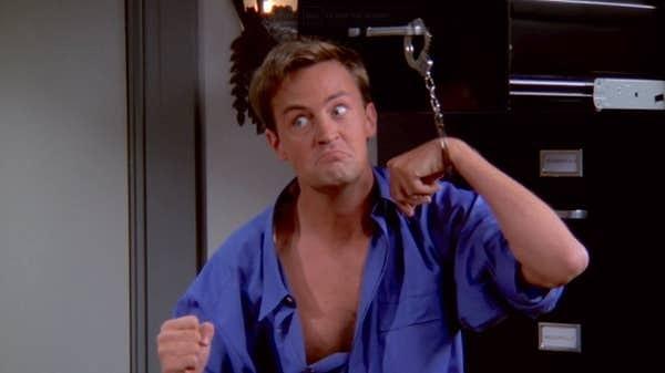 4. Friends dizisindeki Chandler karakterinin Rachel'ın patronuyla yemeğe çıktığı sahnede Matthew Perry'nin kolu dolaba kelepçeli.