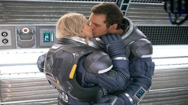 9. Passengers filminde Jennifer Lawrence ve Chris Pratt, kocaman uzay kıyafetlerinin içinde öpüşürken kendilerini gülmekten alıkoyamadılar.