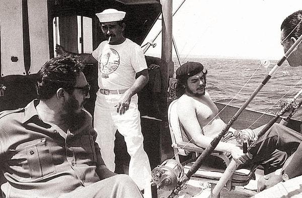 2. Balık tutmaya giden Kübalı liderler Che Guevara ve Fidel Castro. (1960)
