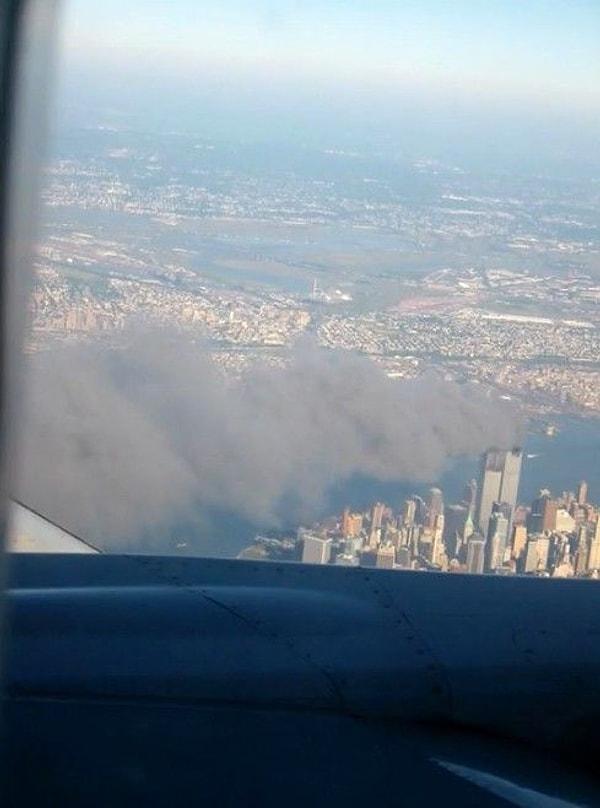 7. 11 Eylül'de New York'ta saldırıya uğrayan İkiz Kulelerin uçaktan çekilmiş çok nadir bir görüntüsü. (2001)