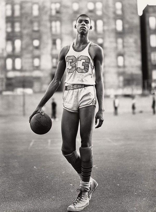 8. Onu hiç böyle görmediniz: New York sokaklarında basketbol oynayan 15 yaşındaki Kerim Abdül Cabbar. (1963)