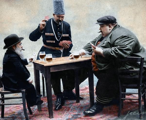 11. Avrupa'nın en kısa, en şişman ve en uzun erkekleri kâğıt oyunları oynuyorlar. (1913)