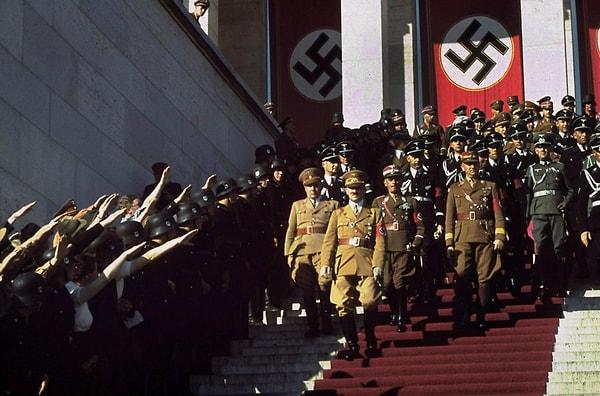 13. Nürnberg Mitingi sırasında faşist lider Adolf Hitler ile özel sekreteri Martin Bormann. (1938)