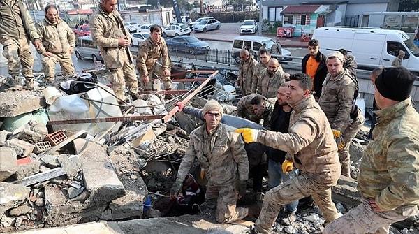 45 binden fazla insanın hayatını kaybettiği Kahramanmaraş merkezli depremlerde askerin kışladan geç çıkarıldığı iddiaları uzun süredir gündemde.